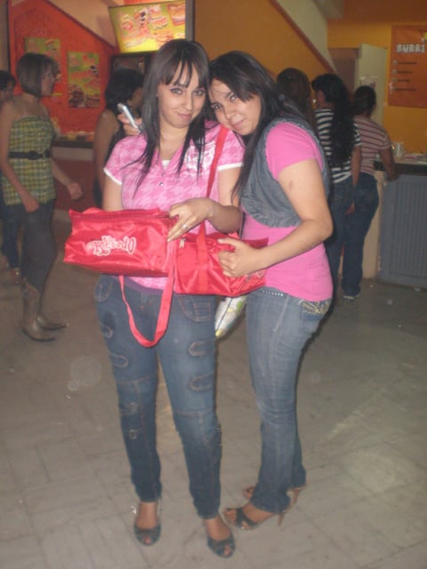 Miriam Soto y Jaqueline Soto, en el Estadio Revolución.