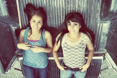 Angie Nava y Victoria Carlon.