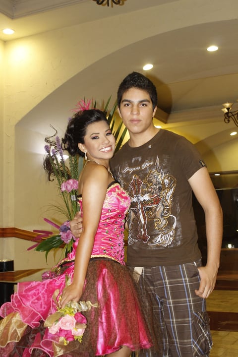Estrella Marlene Díaz en su cumple, junto a Víctor Flores.