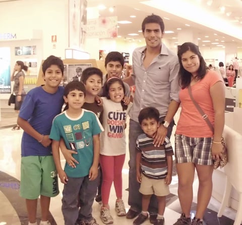 Gerardo, Aurelio, Ivanna, Monse, Sergio, Emilio y Valente Mejía con Oswaldo Sánchez.