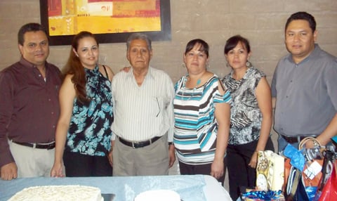 SR. MANUEL Serna festejó 80 años de vida, en compañía de sus hijos José Ángel, Lorena, Estela, Esperanza y Juan Manuel.