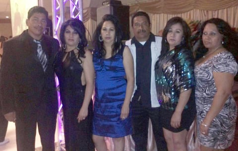 FAMILIA Martínez Cabello: Alfonso, Sonia, Lety, Julio, Claudia y Norma, en Houston, Tx.