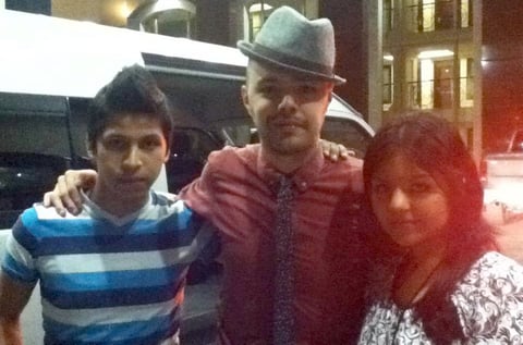 LUIS Pérez y Janeth Campos, con el vocalista de Jesse y Joy.