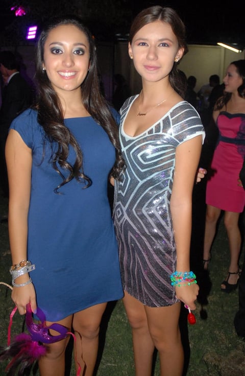 01092012 ADRIANA  y Maripaz en una fiesta de quince.