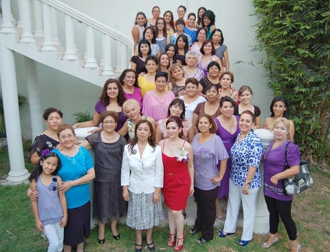 01092012 AMIGAS  y familiares de Ana Edith le desearon lo mejor, para su próximo enlace con