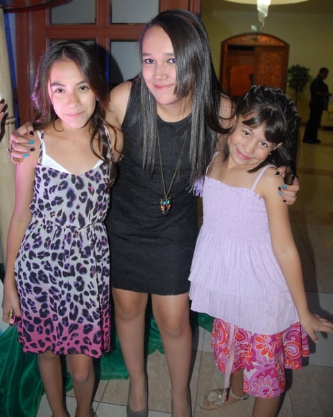 01092012 SOFíA , Daniela y América, al momento de disfrutar de una fiesta de quince.