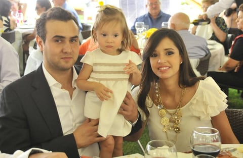 01092012 ARTURO  Flores, Paulina Flores y Susana Aguirre, presentes en la fiesta de cumpleaños de la Sra. Carmen M. de Leal.