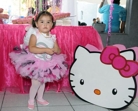 01092012 LAYLA XIMENA  Flores González celebró su cumpleaños como Hello Kitty.