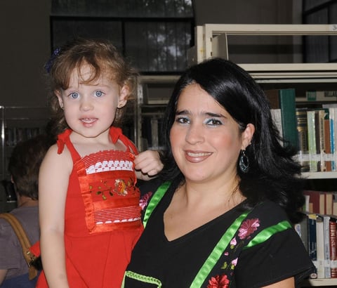01092012 AINHOA  e Idoia Leal, durante la reciente presentación de un libro.