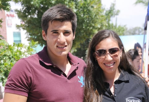 01092012 GUADIS  y Liz en los jardines de la UVM.