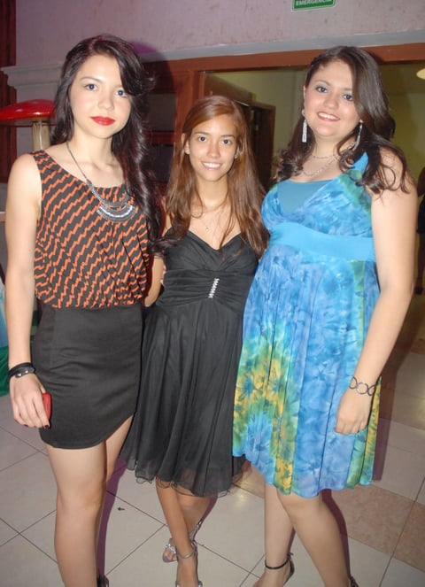 02092012 FáTIMA , Ana y Martha en una recepción de cumpleaños.