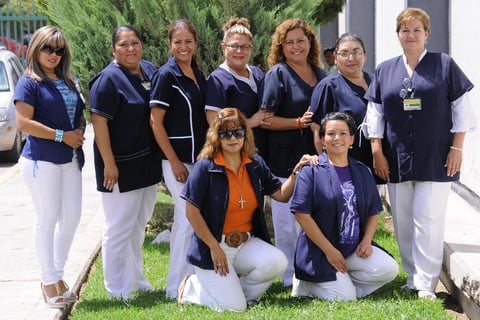 02092012 DORIS  Gutiérrez, Ana Silvia Hinostroza, Selene Salazar, Lupita Loera, Claudia Jáquez, Concepción Bernal, Mary Martínez, Eliud Hernández e Irma Padilla, compañeras que festejaron con motivo del pasado Día de la Trabajadora Social.