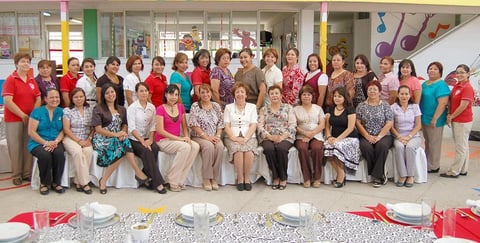 03092012 MAESTRAS  de reconocida institución educativa en un agradable convivió por inicio del ciclo escolar.