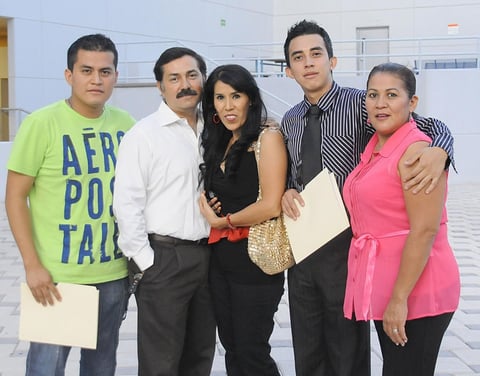 02092012 CARLOS  Eduardo Martínez, Saúl Gamón, Sandra López, Jorge Martínez y Verónica López en un evento universitario.