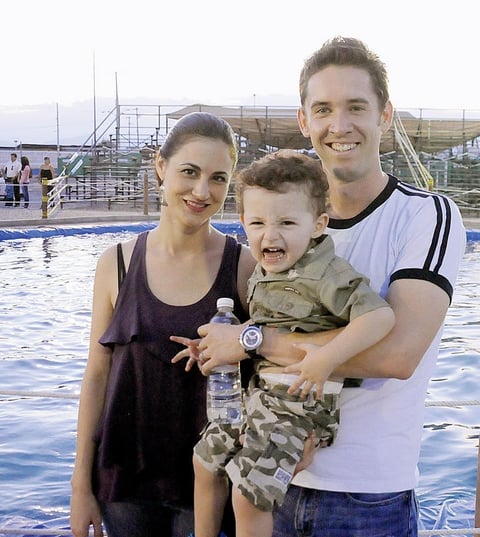 02092012 ALEJANDRA  y Alejandro Gutiérrez con su hijo Estéban.