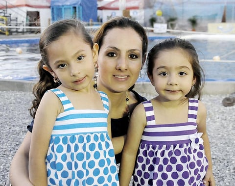 02092012 DAFNE  Castañeda con las pequeñas Chantal y Dafne Ramírez.