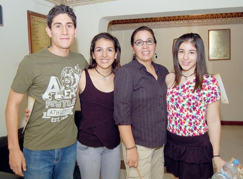 02092012 ORLANDO , Valeria, Martha y Mariana.