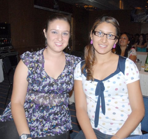 03092012 ISABEL  Zubiría y Lorena Compeán en el concierto de Raúl Ornelas.