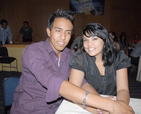 04092012 ALFREDO  Quintanilla y Azaena Martínez en reciente festejo.
