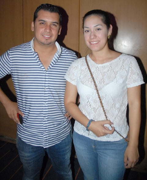 04092012 FUERON  captados en un concierto Gerardo y Ana.