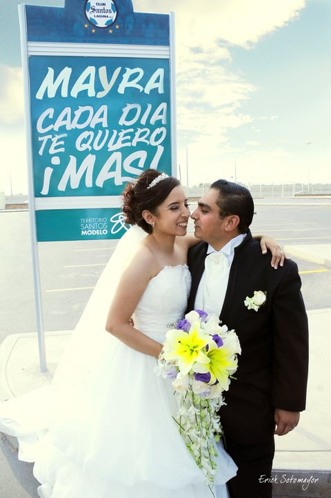 Lic. en Enf. Mayra Viviana Fraire Cardiel e Ing. Carlos Gildardo Magallanes Bocanegra, contrajeron matrimonio en la Iglesia de Todos los Santos el sábado 28 de julio de 2012. Presentes estuvieron sus padres, Sres. Ing. Gildardo Magallanes Rayas y María Esther Bocanegra Rodríguez; Jesús Fraire Espitia y Martha Alicia Cardiel Luna.- Érick Sotomayor Fotografía