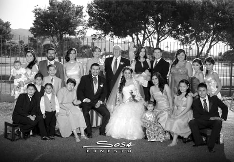 MUY CONTENTOS fueron captados el día de su boda Srita. Aída Antoniella Mercado Meza y Sr. Ricardo Domínguez Granados, en la foto los acompañan, de pie: Sra. Marysol Mercado Meza, bebé Icker Bocanegra Mercado, Sr. Rogelio Parra Sánchez, niño Rogelio Antonio Parra Mercado, Sra. Marylú Mercado Meza, Sra. María Mercedes Meza Hernández, Sr. Antonio Mercado García, Sra. María Mercedes Mercado Meza, bebita Karla Natalia Noreña Mercado, Sr. Carlos Noreña Osterroth, Sra. Perla Mercado Meza, Srita. Estefanía Aguiñaga Mercado, Srita. Vanessa Aguiñaga Mercado, al frente: niños Iván, Diego y Kevin Bocanegra Mercado, Srita. María del Refugio Mercado Meza, Sra. Elia Mercado Meza, niñas Victoria Elena y Michell Noreña Mercado, joven Carlos Alberto Aguiñaga Mercado