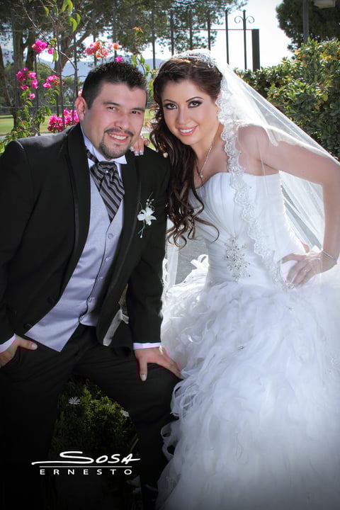 Srita. Aída Antoniella Mercado Meza y Sr. Ricardo Domínguez Granados, unieron sus vidas
en matrimonio en la Capilla Resurrección del Señor, el sábado 18 de agosto de 2012. Acompañados de sus padres señores Antonio Mercado García y María Mercedes Meza Hernández; Sergio Domínguez Ayala y Olivia Granados Zamora.- Studio E. Sosa