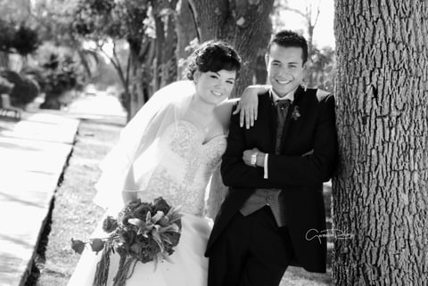 MUY CONTENTOS fueron captados el día de su boda Srita. Mara Noemí Gómez Arreola y Sr. Jonatan Francisco Ramírez Duarte.- Gerardo Rivas Fotografía