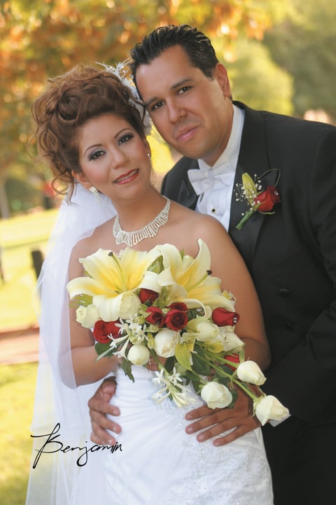 Srita. Emily Pauline Leyva Valenzuela y Sr. Jorge Ernesto González Silva, recibieron la bendición nupcial en la Capellanía Guadalupana, el sábado 21 de julio de 2012. Ellos son hijos
de los señores Ernesto González Bustamante y María Concepción Silva Llamas; José Emilio
Leyva Sánchez y Mayela Valenzuela García.- Benjamín Fotografía