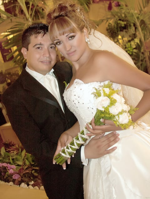 C.P. María Teresa Valenzuela García y M.C. César Adrián Ocón Díaz, contrajeron matrimonio
en la iglesia de La Sagrada Familia el día 14 de julio de 2012. Presente estuvieron sus
padres Sres. Manuel Ocón Martínez y Carolina Díaz Villalobos; Ing. Pedro Valenzuela Marrufo
y María Leticia García Solís.- Susunaga Fotografía