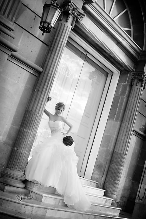 PROFRA. ALEJANDRA Rodríguez Córdova, en una fotografía de estudio el día de su boda.