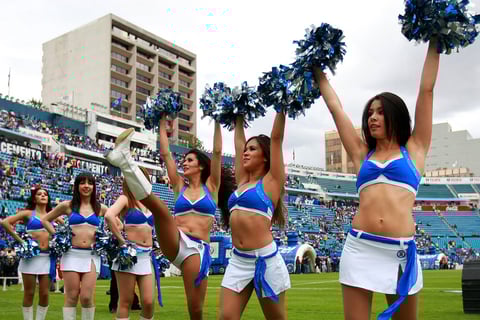 Mientras tanto en el Estadio Azul las Porristas aapoyaban al equipo celeste que se enfrentaba a los Tuzos del Pachuca.