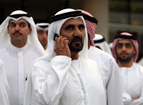 Cierra este Top 5 Mohammed Bin Rashid Al-Maktoum, emir de Dubai y actual primer ministro y vice presidente de los Emiratos Árabes Unidos, quien ha obtenido su dinero en base a grandes inversiones que tiene en el Medio Oriente, Estados Unidos, Australia y Europa. Su fortuna es de 18 mil millones de dólares.
