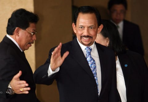 En el cuarto lugar de la lista de Forbes se encuentra Haji Hassanal Bolkiah Mu'izzaddin Waddaulah ibni Al-Marhum Sultan Haji Omar Ali Saifuddien Sa'adul Khairi Waddien, conocido brevemente como Muda Hassanal Bolkiah, sultán de Brunei, quien ha logrado su capital en base a inversiones petroleras.
La fortuna del sultán es de 20 mil millones de dólares.