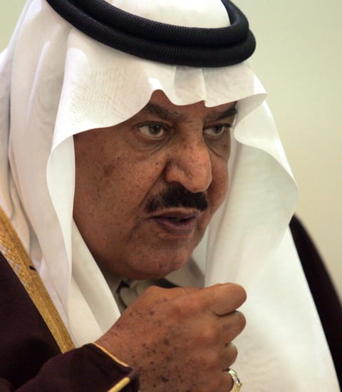 En la tercera posición se encuentra Abdalá Bin Abdulaziz, rey de Arabia Saudita y guardián de los Santos Lugares desde el primero de agosto de 2005 y peculiar personaje por contar con 32 esposas, ha obtenido su dinero en base a sus inversiones en petróleo y la minería. La fortuna del rey es de 21 mil millones de dólares.