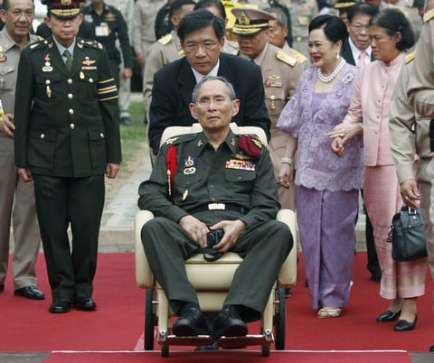 Bhumibol Adulyadej, rey de Tailandia, está a la cabeza de la lista gracias a su fortuna lograda en base a las acciones que posee en una cementera y en el banco tailandés Siamm Commercial. Se estima que este rey, proclamado como 'El Grandioso', posee una fortuna de 30 mil millones de dólares.