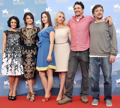 Spring Breakers, que cuenta además con un irreconocible James Franco en el papel de gurú de ese mundo de tráfico de armas, drogadicción y rap que tanto fascina a las protagonistas, es, en palabras de su director, "una película muy sensorial, que te arrastra con su narrativa líquida, en movimiento. Es un ataque de imágenes y sonidos, un poema pop".