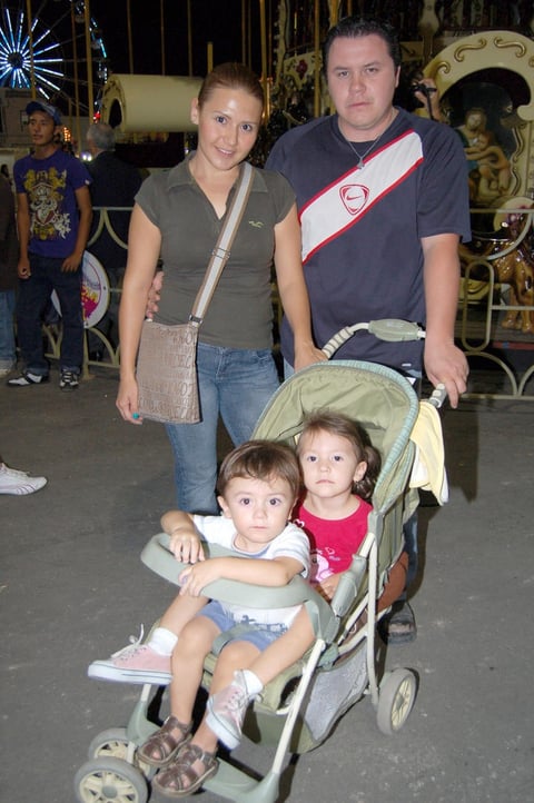 05092012 DENISSE  Astorga, Luis Nava, Santiago y Susana.
