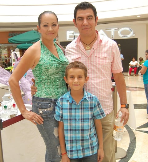 06092012 LAURA , Emiliano y Juan Antonio.