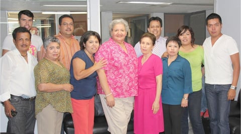 07092012 FESTEJO.  Rosa Oralia Rangel con sus compañeros de trabajo, el día de su cumpleaños.