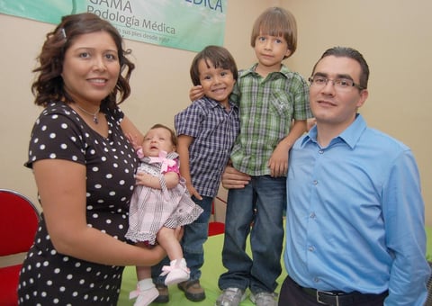 07092012 FESTEJO.  Heidi, Regina, Julio, Iker y Julio en reunión de aniversario.