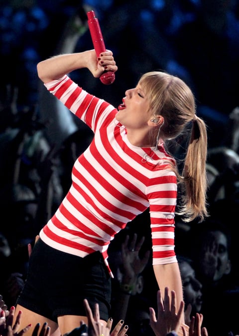 Taylor Swift cantó su nuevo sencillo "We Are Never Ever Getting Back Together".