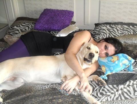 Aida Bracho y su mascota 'canelo'.