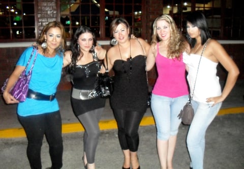 Festejando a Marcela y Aida Bracho.