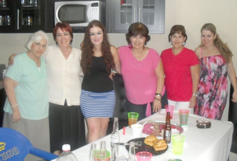 Festejando el cumpleaños de Bertha Alicia.