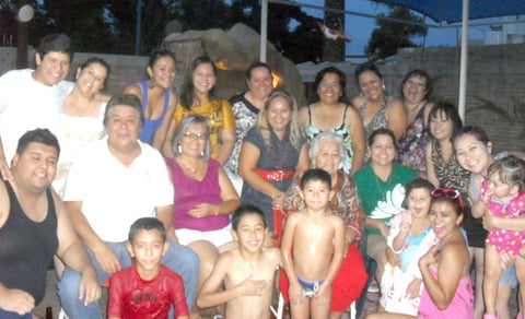 La familia Castellanos festejando en su cumpleaÃ±os a Betty Castellanos.