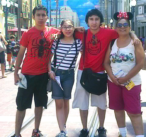 Laura Chavez, Carlos Lumbreras, Jesus Lumbreras y Laura Carolina Lumbreras en unas merecidas vacaciones en Los Angeles California...
