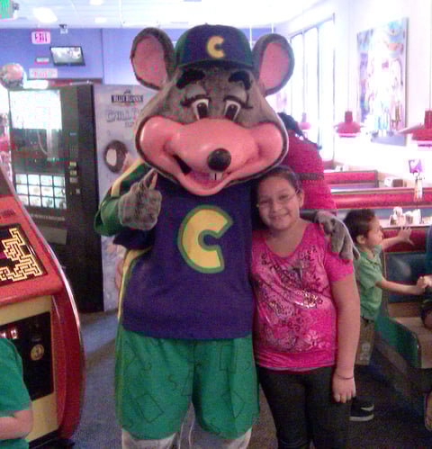 Mi hija en Chucke Chese en Vaisalia Ca.