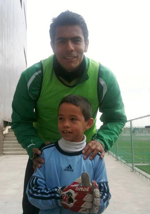 Sergio Ayup de visita en el TSM saludando a Oswaldo Sanchez