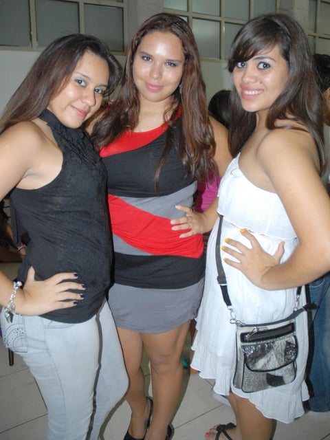 08092012 EN FESTEJO.  Vanessa, Daniela y Fer.